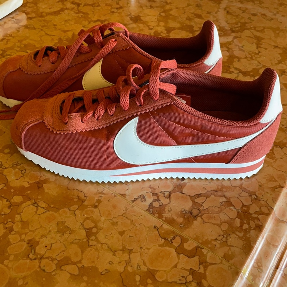 Nike tennis/walking shoes in great shape!